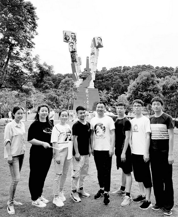 背后的五個(gè)大字是：勝利大營救?。?！戰(zhàn)到未來，笑到未來。